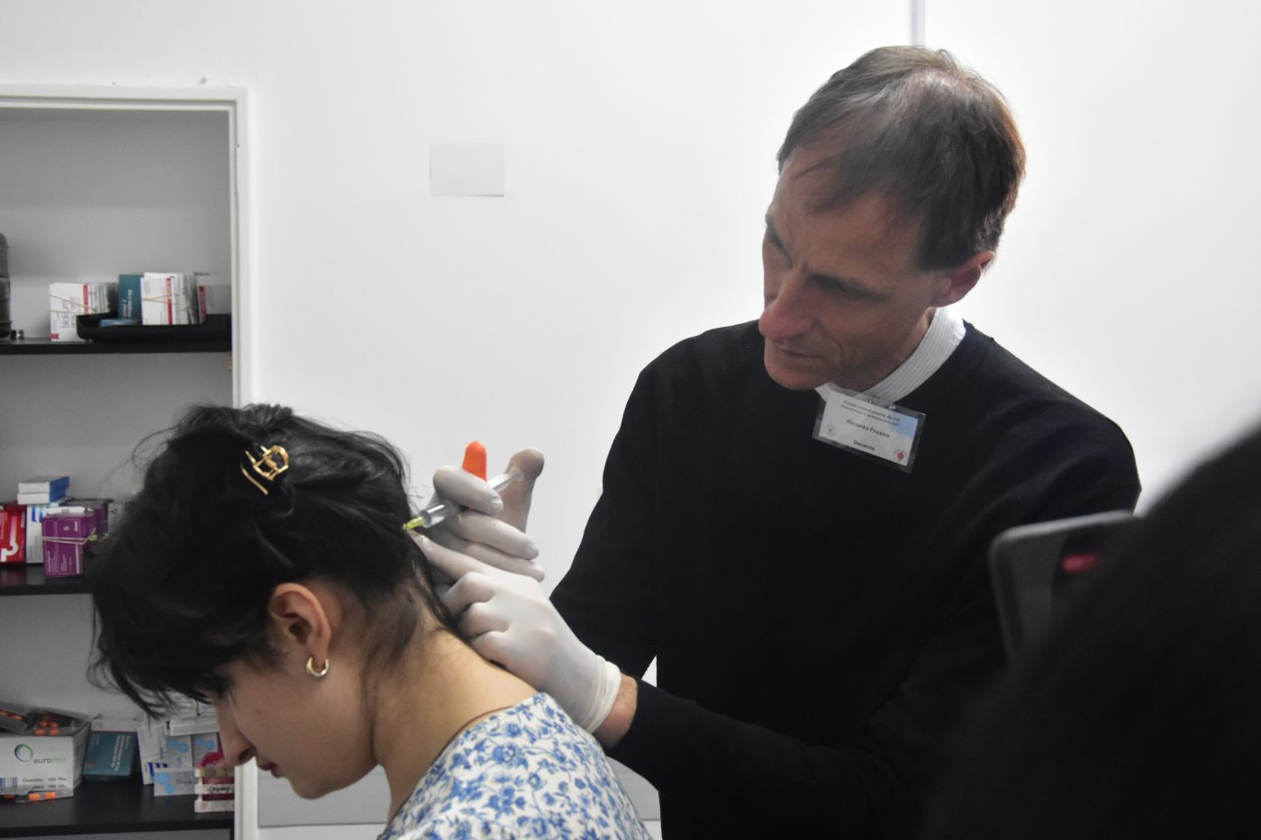 Dr. Frusso realizando una sesión de PIT en consultorio